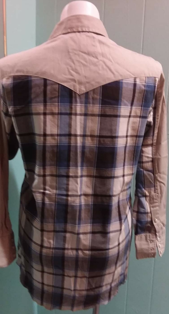 Wrangler size M, 15 1/2, long tail, long sleeve pl